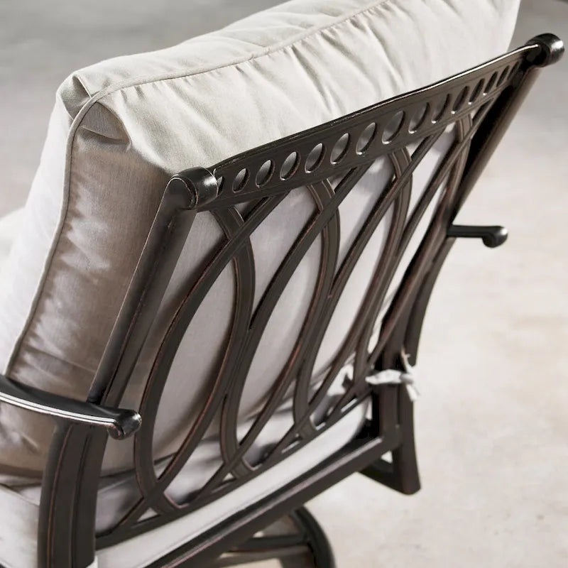 Ensemble de table à feu de 44 po en aluminium avec quatre fauteuils pivotants à bascule et accessoires